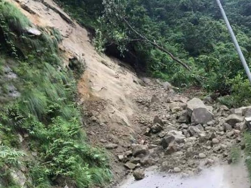 मध्यपहाडी राजमार्ग अवरुद्ध 